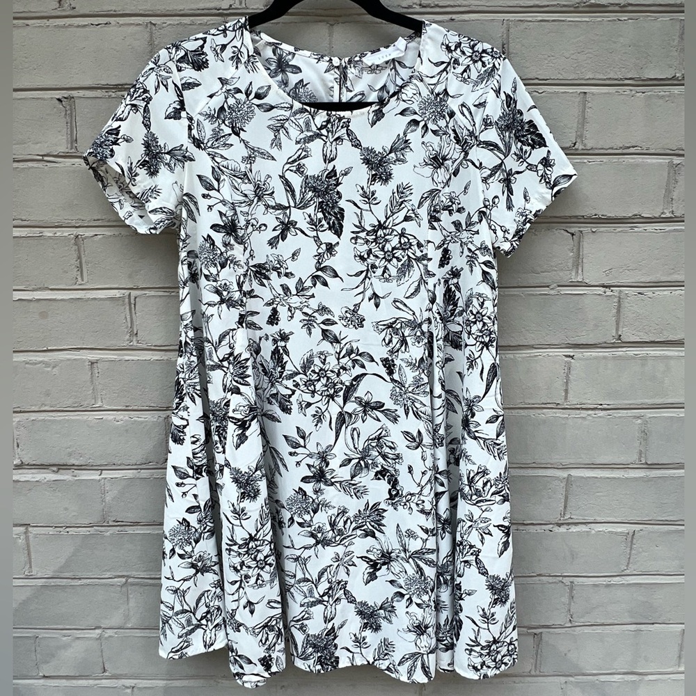 EUC Lush Size XS Floral Swing Dress